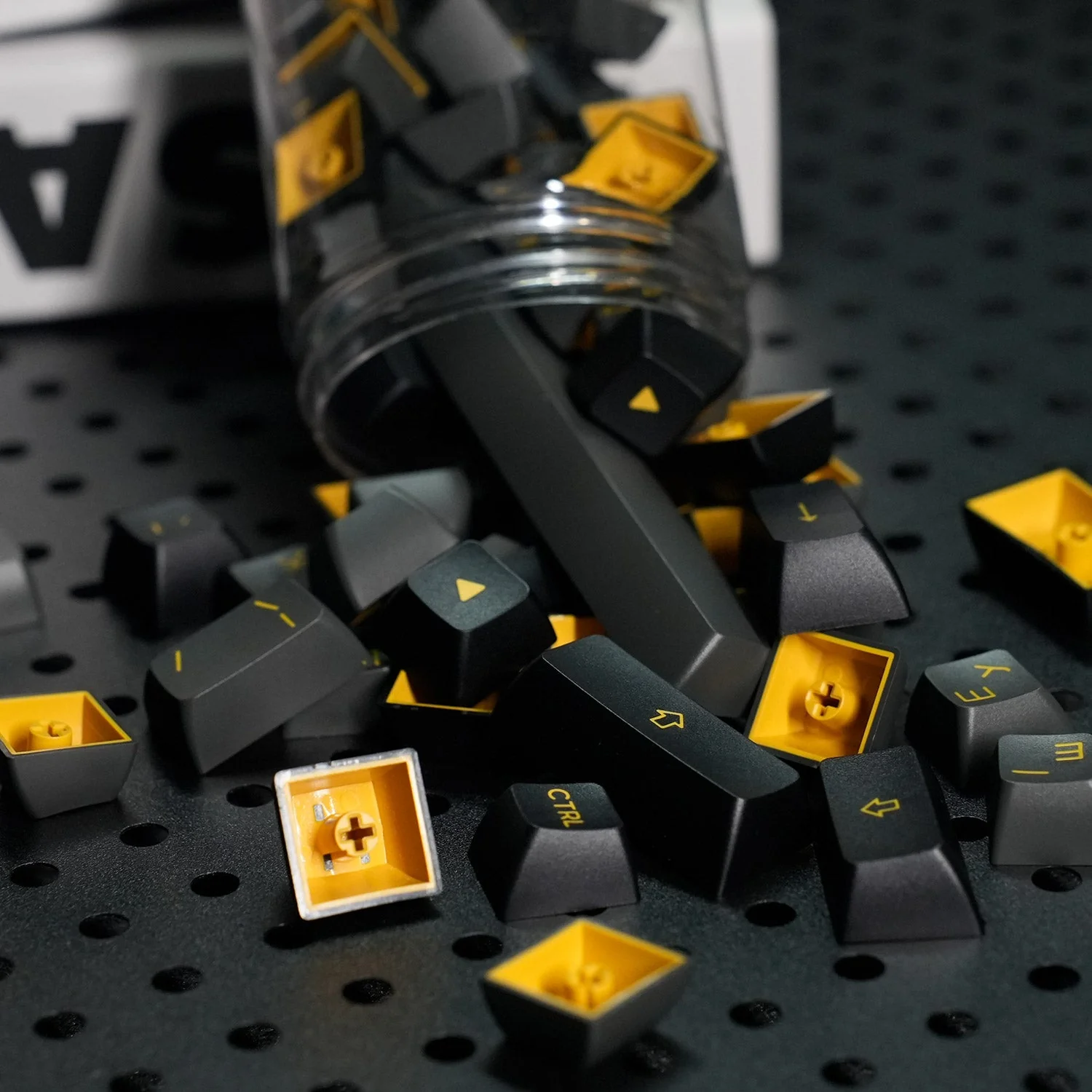 Black & Gold Cyrillic Tastenkappen Set (68-Tasten) - Image 10