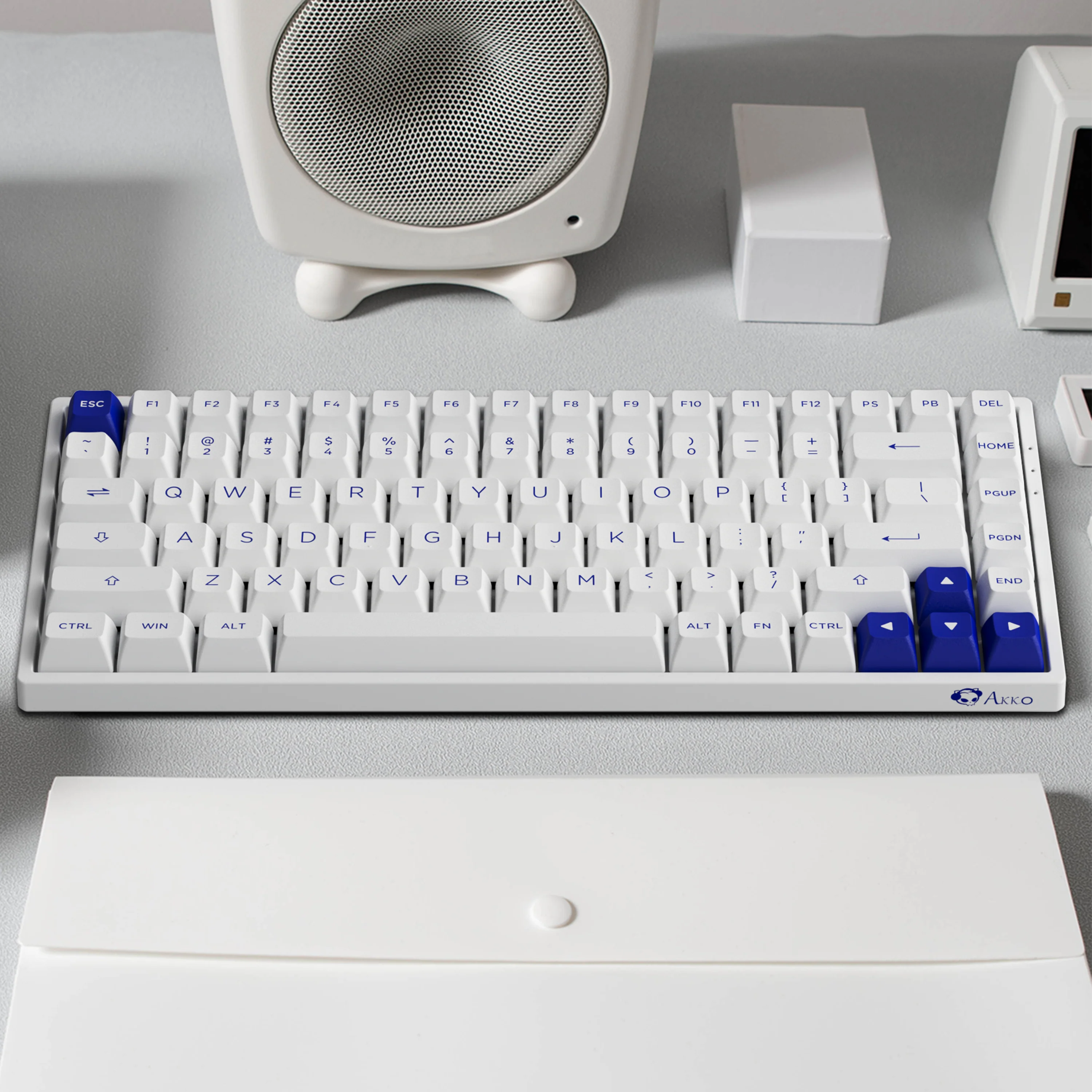 Blue on White 3084B Plus - Image 9